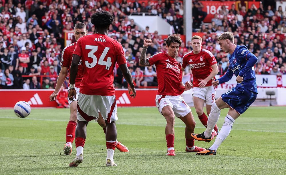 残特奥会游泳比赛现场，教练为何拿着绑着球的长杆，比赛中途还要敲击运动员？这背后是一份无声的默契